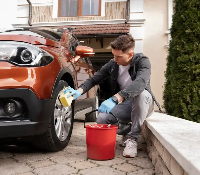 Lavage auto à domicile Rochefort-en-Yvelines : professionnel intervenant sur un véhicule